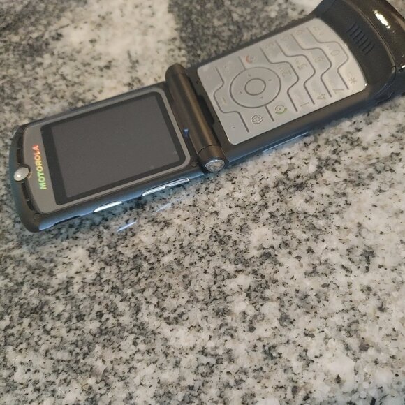 Motorola RAZR V3 2G GSM Unlocked Flip Phone - Picture 5 of 5